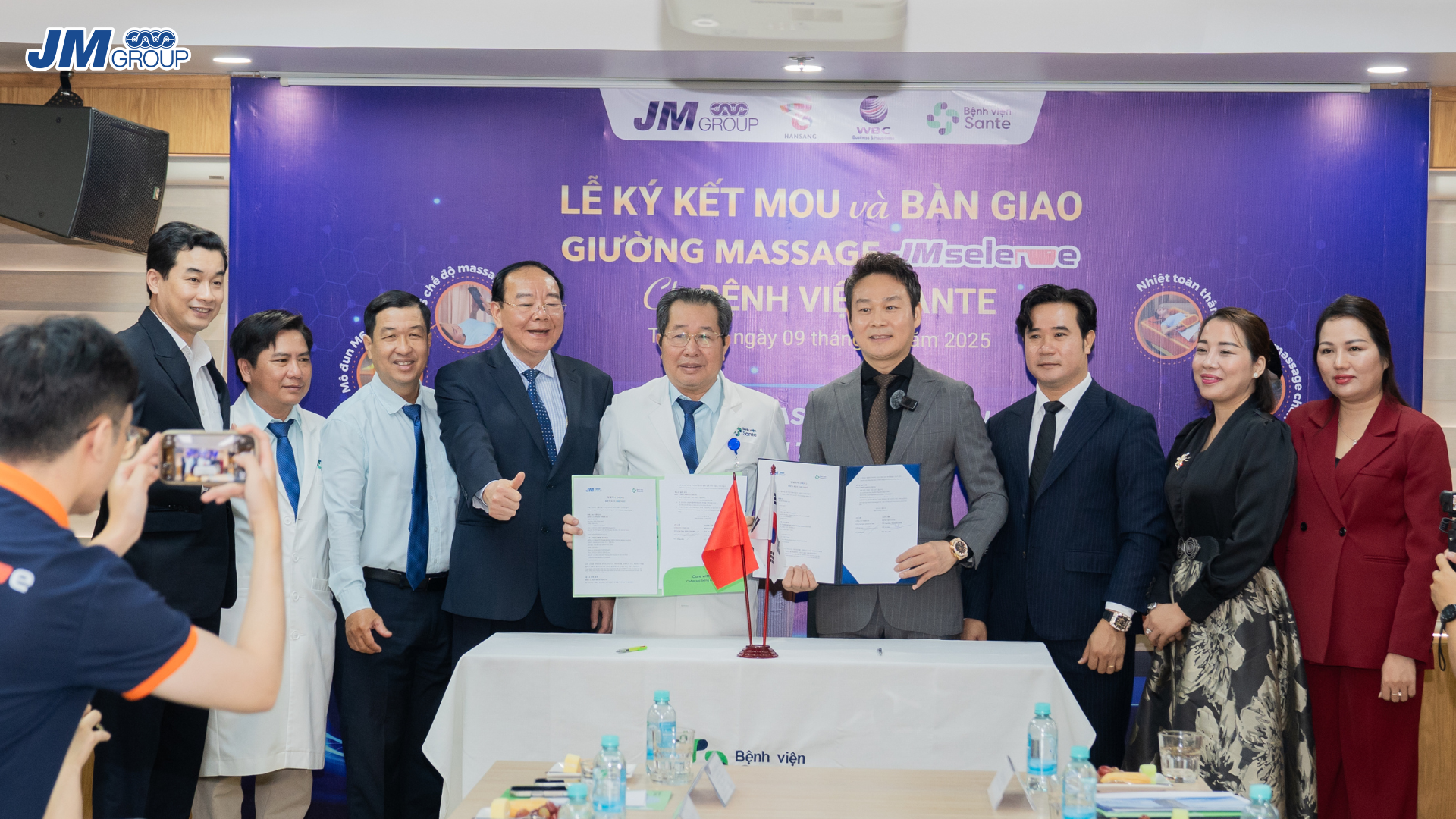 Tập Đoàn JM Group ký kết MOU hợp tác chiến lược và bàn giao giường massage JM Selene cho Bệnh viện Sante